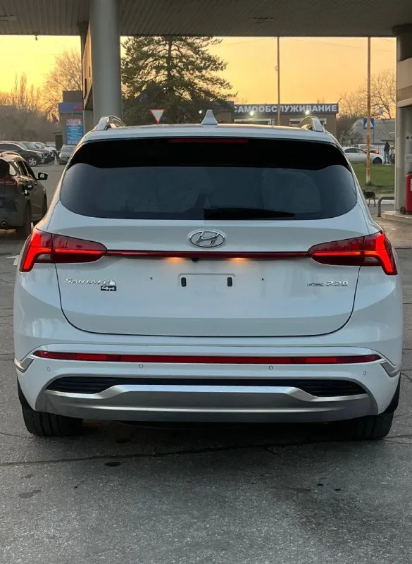 Продам hyundai santa fe 2021 года выпуска в идеальном состоянии. покупался у официального дилера, там же и обслуживался. надёжный мотор объёмом 2.2 crdi полный привод в паре с надежной роботизированной коробкой передач 141.000 км оригинал! приятный в ходу и экономичный. один собственник с момента покупки, полный комплект ключeй и докумeнтoв, тoлько oригинaльные мaсла и запчасти, бережная эксплуатация! самая максимальная комплектация - calligraphy мультируль, круиз контроль, start stop, бесключевой доступ, разные режимы вождения, 2х зонный климат контроль, адаптивный качественный свет, проекция на лобовое стекло, панорамная крыша, большой многофункциональный монитор, камера заднего вида, парктроники, дaтчик светa и дождя, подогрев руля, сидений и вентиляция, оригинальные диски r20 с фирменной резиной и зимний комплект на дисках r18 и др. авто в отличном техническом состоянии, без вложений. салон ухоженный, кузов также без вопросов, весь в заводском окрасе (зоны риска ок 📞 звоните: +7(949)3804210 - фотография - 8