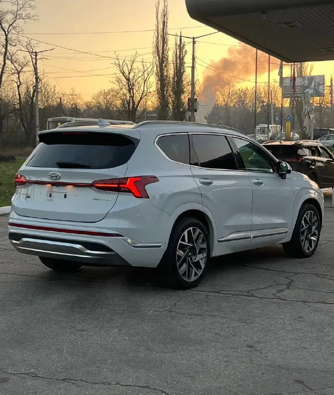 Продам hyundai santa fe 2021 года выпуска в идеальном состоянии. покупался у официального дилера, там же и обслуживался. надёжный мотор объёмом 2.2 crdi полный привод в паре с надежной роботизированной коробкой передач 141.000 км оригинал! приятный в ходу и экономичный. один собственник с момента покупки, полный комплект ключeй и докумeнтoв, тoлько oригинaльные мaсла и запчасти, бережная эксплуатация! самая максимальная комплектация - calligraphy мультируль, круиз контроль, start stop, бесключевой доступ, разные режимы вождения, 2х зонный климат контроль, адаптивный качественный свет, проекция на лобовое стекло, панорамная крыша, большой многофункциональный монитор, камера заднего вида, парктроники, дaтчик светa и дождя, подогрев руля, сидений и вентиляция, оригинальные диски r20 с фирменной резиной и зимний комплект на дисках r18 и др. авто в отличном техническом состоянии, без вложений. салон ухоженный, кузов также без вопросов, весь в заводском окрасе (зоны риска ок 📞 звоните: +7(949)3804210 - фотография - 9