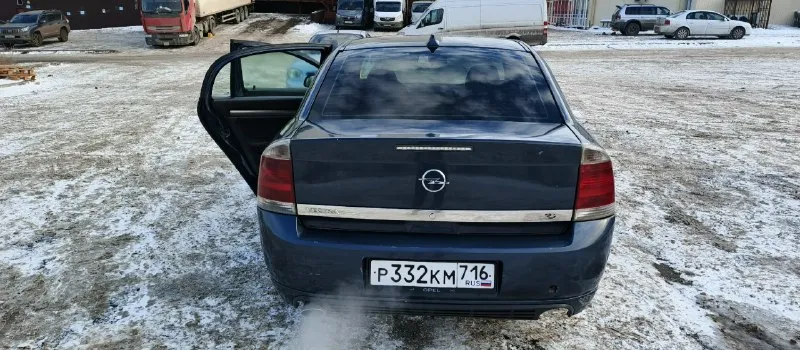 Продаю очень надёжный автомобиль opel вектра с 1.8 2007 года автоматическая коробка передач пробег оригинал 214000ткм. автомобиль в хорошем состоянии и вложений не требует. что касается кузова двигатель коробка салон ходовая это все в отличном состоянии. комплектация самая полная кожаный салон круиз контроль и так далее масла фильтра грм и ролики только заменил на 213000ткм авто в достойном состоянии звоните договоримся цена 565000тр символически торг у капота +79499868499 📞 звоните: +7(949)9868499 - фотография - 3