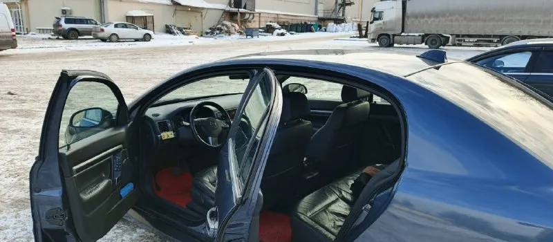 Продаю очень надёжный автомобиль opel вектра с 1.8 2007 года автоматическая коробка передач пробег оригинал 214000ткм. автомобиль в хорошем состоянии и вложений не требует. что касается кузова двигатель коробка салон ходовая это все в отличном состоянии. комплектация самая полная кожаный салон круиз контроль и так далее масла фильтра грм и ролики только заменил на 213000ткм авто в достойном состоянии звоните договоримся цена 565000тр символически торг у капота +79499868499 📞 звоните: +7(949)9868499 - фотография - 6