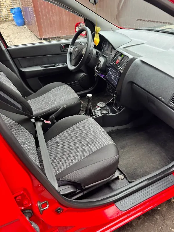 Продам hyundai getz 1.4 механика пробег 140тысяч родной 2006г рестайлинг в шикарном техническом состоянии! авто не требует никаких вложений, мотор и коробка работают как надо. кузов для своих лет хорошем состоянии, пороги и днище без коррозии. уже на зимней резине заменил: масло и фильтра в двс, кпп. ремни грм, гур, кондиционера, генератора, помпа. новый антифриз(промывали систему) вся подвеска обслужена. авто после замены не проехало еще 1000 км по комплектации подогревы сидений, регулировка зеркал, стеклоподъемники, кондиционер, андроид планшет (новый), противотуманки. состояние салона как новое! цена 490 т. р. торг у капота осмотр макеевка +79493359273 - фотография - 6