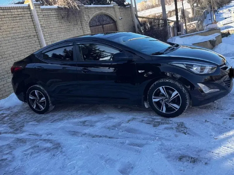 Продам hyundai elantra 2015 года. 1 хозяин, брал с салона! 1.6 коробка автомат 187. тыс родного пробега!!! чистый кореец машина полностью в родной краске. все стекла родные! обслуживалась с момента покупки на одном сервисе! двигатель без нареканий, масло менялось каждые 6 тыс. км! коробка без нареканий! комплектация: мультируль, электро зеркала, 4 стеклоподъёмника, кондиционер холодит хорошо, подогрев сидений, бортовой компьютер, экран, туманки, led-фары, круиз контроль салон в очень хорошем состоянии! резина 2 комплекта новые. гаражное хранение цена 1 250 000 руб. телефон +7 949 50 999 58 📞 звоните: +7(949)5099958 - фотография - 2