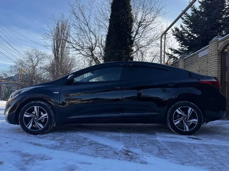 Продам hyundai elantra 2015 года. 1 хозяин, брал с салона! 1.6 коробка автомат 187. тыс родного пробега!!! чистый кореец машина полностью в родной краске. все стекла родные! обслуживалась с момента покупки на одном сервисе! двигатель без нареканий, масло менялось каждые 6 тыс. км! коробка без нареканий! комплектация: мультируль, электро зеркала, 4 стеклоподъёмника, кондиционер холодит хорошо, подогрев сидений, бортовой компьютер, экран, туманки, led-фары, круиз контроль салон в очень хорошем состоянии! резина 2 комплекта новые. гаражное хранение цена 1 250 000 руб. телефон +7 949 50 999 58 📞 звоните: +7(949)5099958 - фотография - 3