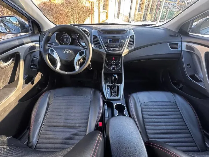 Продам hyundai elantra 2015 года. 1 хозяин, брал с салона! 1.6 коробка автомат 187. тыс родного пробега!!! чистый кореец машина полностью в родной краске. все стекла родные! обслуживалась с момента покупки на одном сервисе! двигатель без нареканий, масло менялось каждые 6 тыс. км! коробка без нареканий! комплектация: мультируль, электро зеркала, 4 стеклоподъёмника, кондиционер холодит хорошо, подогрев сидений, бортовой компьютер, экран, туманки, led-фары, круиз контроль салон в очень хорошем состоянии! резина 2 комплекта новые. гаражное хранение цена 1 250 000 руб. телефон +7 949 50 999 58 📞 звоните: +7(949)5099958 - фотография - 7