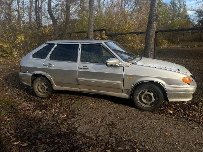 Продам ваз 2114, после дтп. по кузову есть косяки, которые можно исправить, стоит новое крыло, фара, передний бампер, штампы лобовое стекло. по технике машина в отличном состоянии, едет бодро. салон в приемлемом состоянии, стоит новая магнитола aura и 6 динамиков пионер, звучат адекватно. также проблема с капотом, сначала поставили новый, но открылся на ходу, поэтому поставлен б/у не в цвет и на быстросъемах. оригинальный птс. возможен торг при осмотре. по вопросам звоним и пишем по номеру ниже, есть тг. продажа донецк днр. 110 000 телефон +7 (949) 034-87-73 тг +79495213807 📞 звоните: +7(949)0348773 - фотография - 2