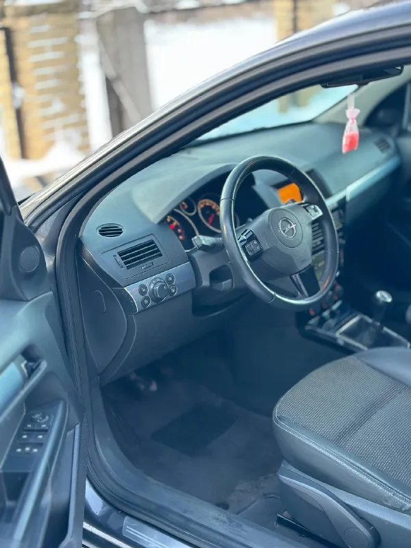 Продам автомобиль, в идеальном состоянии! марка: opel astra h год выпуска: 2011 обьем двигателя: 1.6 бензин коробка: механика пробег: 228т оригинал! атлетка зеленая, последняя фотка. ⚡️⚡️⚡️⚡️ автомобиль вложений не требует, от слова совсем! автомобиль без дтп, 2 хоза отец и сын, в одной семье! работает идеально, как на холодную так и на горячую, даже не слышно работу двигателя! салон чистый ухоженный без каких либо запахов! ❗️❗️❗️❗️ максимальная комплектация: климат контроль. круиз контроль. подогрев сидений. полный электропакет. комбинированный салон. авто свет. авто дождь. кожаный мультируль. партроники заднего хода. бортовой компьютер. андроид магнитола навигатор bluetooth aux громкая связь. расход топлива, (город 8.5-9.5) (трасса 6.5-7.0) 2 комплекта колес зима новая michel лето перелли. 2 ключа. город осмотра донецк-макеевка цена 710.000₽ ▶️смотреть больше фото◀️ телефон. +7949-989-62-00 📲 tg: @alligator_0888 📞 звоните: +7(949)9896200 - фотография - 7