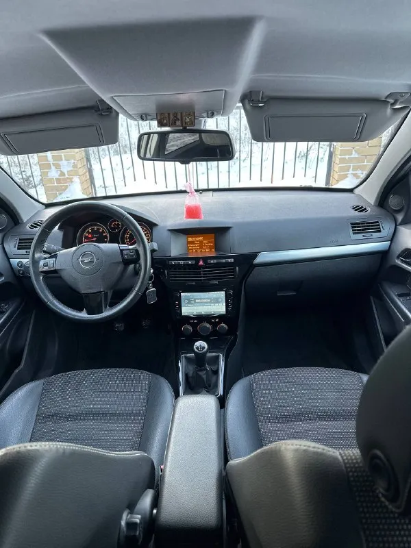 Продам автомобиль, в идеальном состоянии! марка: opel astra h год выпуска: 2011 обьем двигателя: 1.6 бензин коробка: механика пробег: 228т оригинал! атлетка зеленая, последняя фотка. ⚡️⚡️⚡️⚡️ автомобиль вложений не требует, от слова совсем! автомобиль без дтп, 2 хоза отец и сын, в одной семье! работает идеально, как на холодную так и на горячую, даже не слышно работу двигателя! салон чистый ухоженный без каких либо запахов! ❗️❗️❗️❗️ максимальная комплектация: климат контроль. круиз контроль. подогрев сидений. полный электропакет. комбинированный салон. авто свет. авто дождь. кожаный мультируль. партроники заднего хода. бортовой компьютер. андроид магнитола навигатор bluetooth aux громкая связь. расход топлива, (город 8.5-9.5) (трасса 6.5-7.0) 2 комплекта колес зима новая michel лето перелли. 2 ключа. город осмотра донецк-макеевка цена 710.000₽ ▶️смотреть больше фото◀️ телефон. +7949-989-62-00 📲 tg: @alligator_0888 📞 звоните: +7(949)9896200 - фотография - 9