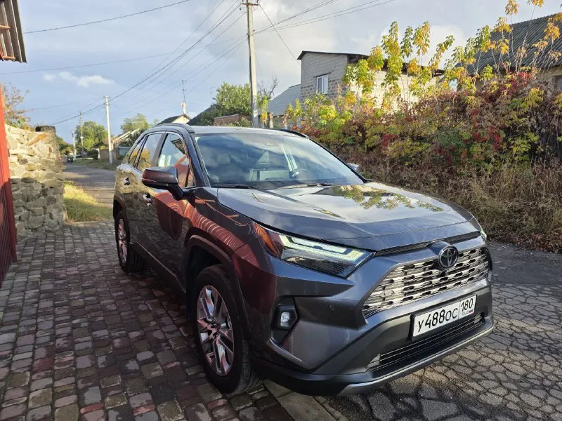 Toyota rav4 мотор 2,5 л. 200л. с. 6,2млн макс. жирная комплектация !!!! канадская сборка !!!!!! новый из автосалона канады!!!! не гибрид!!!! не китай!!!! новый авто!!! 2024 год стоит на учёте рф один владелец! готов оформить на вас сразу!!! быстрому покупателю зимняя резина в подарок! тел. +79113664268 тел. +79498779007 город таганрог, ростов на дону, донецк - фотография - 2