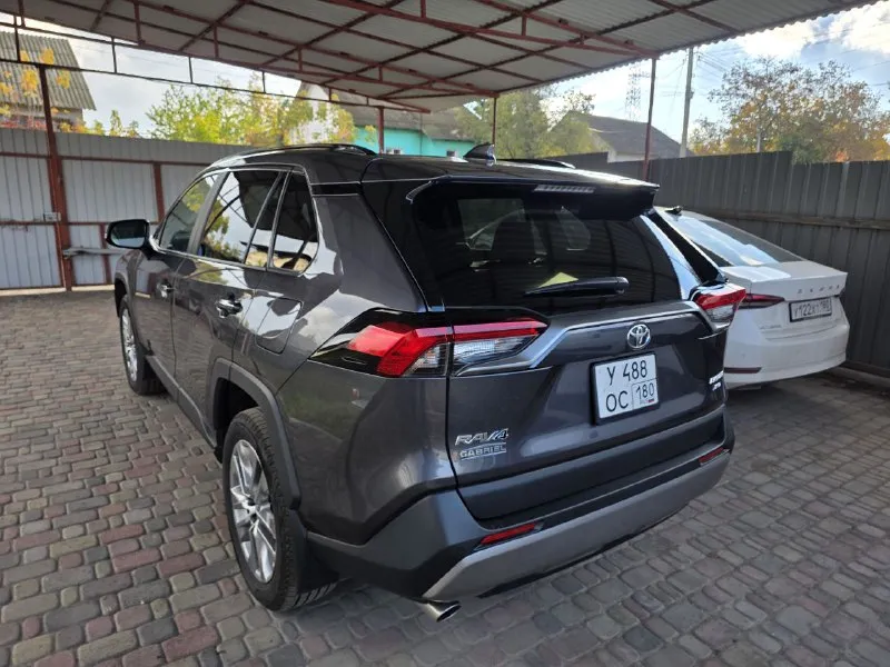Toyota rav4 мотор 2,5 л. 200л. с. 6,2млн макс. жирная комплектация !!!! канадская сборка !!!!!! новый из автосалона канады!!!! не гибрид!!!! не китай!!!! новый авто!!! 2024 год стоит на учёте рф один владелец! готов оформить на вас сразу!!! быстрому покупателю зимняя резина в подарок! тел. +79113664268 тел. +79498779007 город таганрог, ростов на дону, донецк - фотография - 3