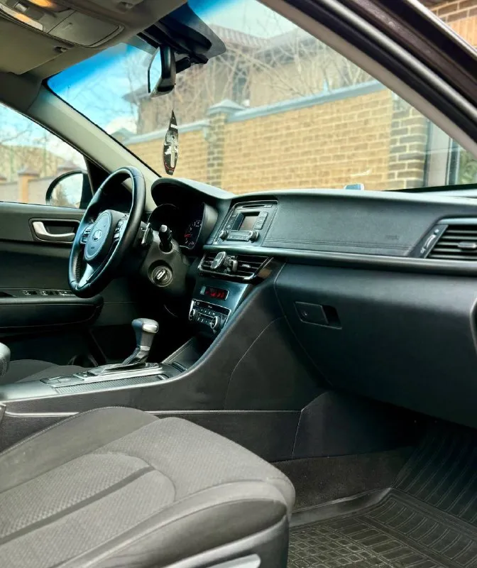 Продам kia optima ✅год выпуска 2016 ✅обьем двигателя 2.0 литра ✅коробка передач автомат ✅3 владельца птс оригинал ✅сервисные книжки 2 ключа ✅родной пробег 214 тысяч ✅автомобиль в родном окрасе ✅без рыжиков жуков и так далее технически в идеальном состоянии резина зима отличная видео обзор по запросу (:в хорошей комплектации подогрев сидений мульти руль 2х зоный климат контроль лепестки спорт режим эко режим датчик света датчик дождя круиз контроль парктроники 4 стекло подъемника електро регулировка зеркал. 💰цена данного авто 1.320🍋 📲номер для связи +79185616781 📲также вацап и телеграмм - фотография - 9