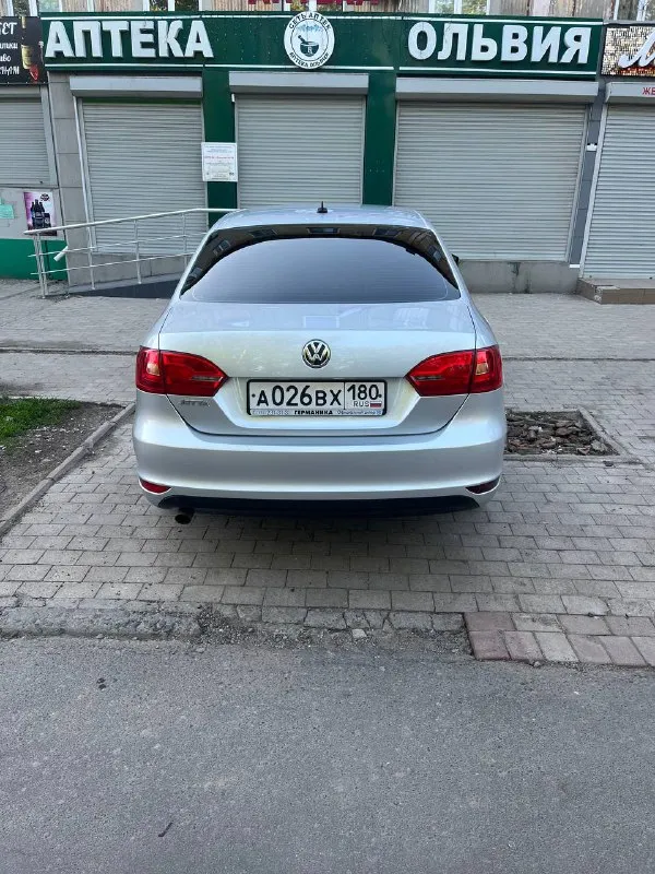 Volkswagen jetta 6 11/2012,эксплуатация с 2013 года. пробег 213 тыс. состояние сел - поехал, есть моменты по кузову в силу возраста. я второй хозяин, владел два года, проблем с машиной не испытывал, то проводились регулярно. на 213 тыс проведено крупное то. много чего сделано, подробности по телефону. 2 комплекта резины, лето на 17-х дисках, зима штампы 16 использовались по одному сезону. контактный телефон +79496023264, осмотр г. донецк. цена 0,9🍋 - фотография - 2