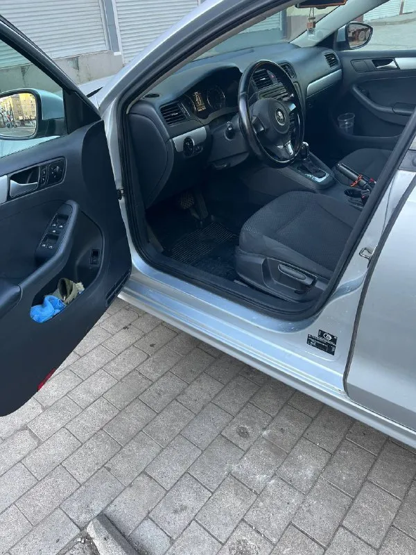 Volkswagen jetta 6 11/2012,эксплуатация с 2013 года. пробег 213 тыс. состояние сел - поехал, есть моменты по кузову в силу возраста. я второй хозяин, владел два года, проблем с машиной не испытывал, то проводились регулярно. на 213 тыс проведено крупное то. много чего сделано, подробности по телефону. 2 комплекта резины, лето на 17-х дисках, зима штампы 16 использовались по одному сезону. контактный телефон +79496023264, осмотр г. донецк. цена 0,9🍋 - фотография - 3