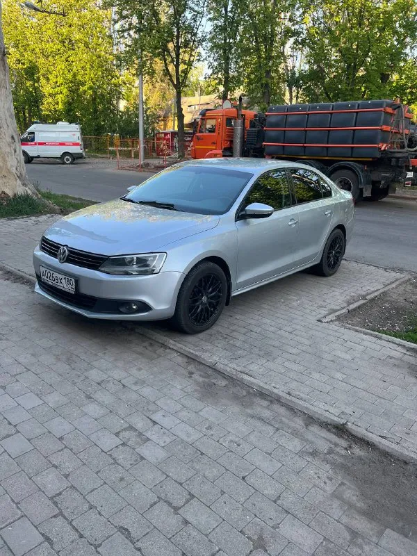 Volkswagen jetta 6 11/2012,эксплуатация с 2013 года. пробег 213 тыс. состояние сел - поехал, есть моменты по кузову в силу возраста. я второй хозяин, владел два года, проблем с машиной не испытывал, то проводились регулярно. на 213 тыс проведено крупное то. много чего сделано, подробности по телефону. 2 комплекта резины, лето на 17-х дисках, зима штампы 16 использовались по одному сезону. контактный телефон +79496023264, осмотр г. донецк. цена 0,9🍋 - фотография - 5
