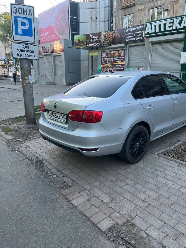 Volkswagen jetta 6 11/2012,эксплуатация с 2013 года. пробег 213 тыс. состояние сел - поехал, есть моменты по кузову в силу возраста. я второй хозяин, владел два года, проблем с машиной не испытывал, то проводились регулярно. на 213 тыс проведено крупное то. много чего сделано, подробности по телефону. 2 комплекта резины, лето на 17-х дисках, зима штампы 16 использовались по одному сезону. контактный телефон +79496023264, осмотр г. донецк. цена 0,9🍋 - фотография - 6