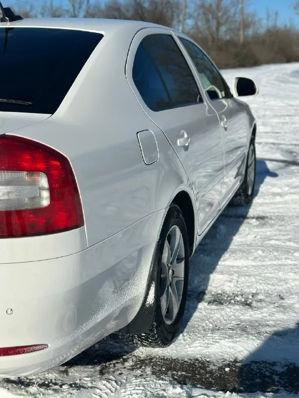 Продам skoda октавия а5 1.8 tsi, год 2013.в очень хорошем состоянии, автомобиль без дтп, пробег 167.000 тыс, без гнили, ржавчины, полностью обслужена, и обработана. резина michelin хорошая (лето), зимняя новая, ходовая на отлично. недавно было сделано то(заменили тех. жидкости и фильтра), едет бодро, кпп 6-ти ступенчатый aisin, двигатель работает тихо. 2500 тысячи назад был сделан капитальный ремонт двигателя, запчасти ставились хорошие и дорогие, не этом не жалел, было вложено более 300 тысяч. по электрике все работает, ошибок нет. гаражное хранение, в машине не курили, салон чистый. состояние - сел и поехал. центральный замок, сигнализация, доводчики всех стекол, авто свет, датчик дождя, климат, круиз, мультируль, хорошая мультимедиа, хорошая магнитола, подогревы передних и задних сидений,2 комплекта ключей, сервисная книжка. цена: 1 200 000 рублей, звонить по номеру телефона: +79494172093 📞 звоните: +7(949)4172093 - фотография - 6
