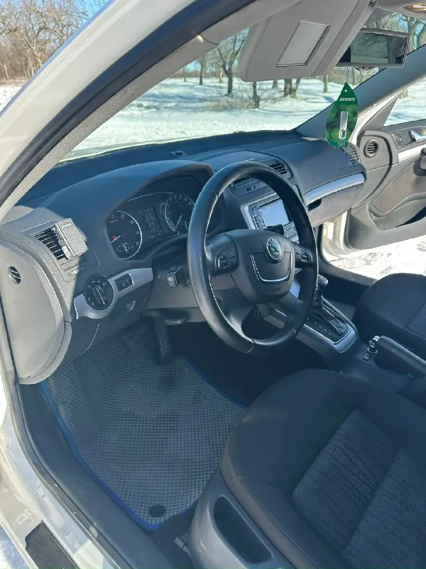 Продам skoda октавия а5 1.8 tsi, год 2013.в очень хорошем состоянии, автомобиль без дтп, пробег 167.000 тыс, без гнили, ржавчины, полностью обслужена, и обработана. резина michelin хорошая (лето), зимняя новая, ходовая на отлично. недавно было сделано то(заменили тех. жидкости и фильтра), едет бодро, кпп 6-ти ступенчатый aisin, двигатель работает тихо. 2500 тысячи назад был сделан капитальный ремонт двигателя, запчасти ставились хорошие и дорогие, не этом не жалел, было вложено более 300 тысяч. по электрике все работает, ошибок нет. гаражное хранение, в машине не курили, салон чистый. состояние - сел и поехал. центральный замок, сигнализация, доводчики всех стекол, авто свет, датчик дождя, климат, круиз, мультируль, хорошая мультимедиа, хорошая магнитола, подогревы передних и задних сидений,2 комплекта ключей, сервисная книжка. цена: 1 200 000 рублей, звонить по номеру телефона: +79494172093 📞 звоните: +7(949)4172093 - фотография - 8