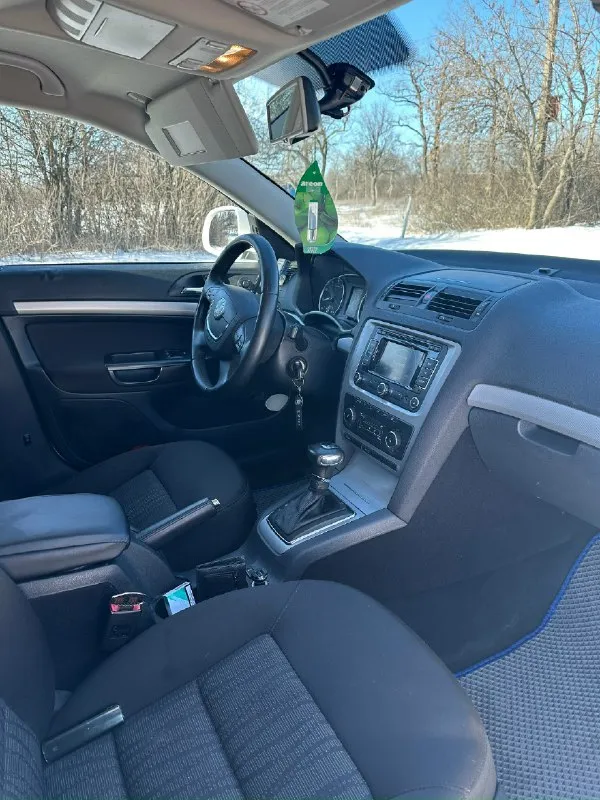 Продам skoda октавия а5 1.8 tsi, год 2013.в очень хорошем состоянии, автомобиль без дтп, пробег 167.000 тыс, без гнили, ржавчины, полностью обслужена, и обработана. резина michelin хорошая (лето), зимняя новая, ходовая на отлично. недавно было сделано то(заменили тех. жидкости и фильтра), едет бодро, кпп 6-ти ступенчатый aisin, двигатель работает тихо. 2500 тысячи назад был сделан капитальный ремонт двигателя, запчасти ставились хорошие и дорогие, не этом не жалел, было вложено более 300 тысяч. по электрике все работает, ошибок нет. гаражное хранение, в машине не курили, салон чистый. состояние - сел и поехал. центральный замок, сигнализация, доводчики всех стекол, авто свет, датчик дождя, климат, круиз, мультируль, хорошая мультимедиа, хорошая магнитола, подогревы передних и задних сидений,2 комплекта ключей, сервисная книжка. цена: 1 200 000 рублей, звонить по номеру телефона: +79494172093 📞 звоните: +7(949)4172093 - фотография - 9