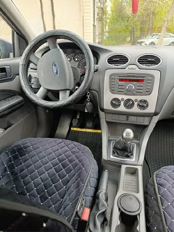 Продам свой автомобиль ford фокус 2011 год. 90 000км оригинального пробега! я один хозяин, машина куплена в салоне. вся в заводском окрасе (готов на любые проверки)! в салоне ещё присутствует запах новой машины. двигатель 1.4 бензин. оценковпнный кузов без подкраска и повреждений кпп как у нового авто, без претензий. салон отлично! ходовая мячик, отрабатывает как нужно. электрика исправна, ошибок нет, все работает как и положено! расход приятно удивит по трассе 4-5 по городу 5-6, центральный замок, кондиционер, датчик света, датчик дождя, два комплекта резины ( зима, лето) на дисках, цена 900 000 руб тел:+79493730377 +794933730376. с документами полный порядок, переоформление без проблем! все оставшиеся вопросы только по телефону! 📞 звоните: +7(949)3730377 - фотография - 2