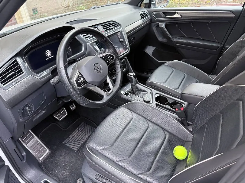 Volkswagen tiguan 2021 год 1 хозяин! 2.0 бензин полный привод, акпп 30.000 тысяч пробег без дтп! все фары, фонари, остекление завод! ни одна делать кузова не кручена! никаких изъянов по кузову нет! коррозии, вмятин, царапин нет! безопасность вся на месте! технически машина без вложений, любые проверки, есть история обслуживания! весь сухой, все работает! никаких ошибок, стуков и прочего нет! все жидкости заменены! салон как новый🔥 шикарная комплектация sel premium, кожа, адаптивный круиз контроль, трех-зонный климат, подогрев всех сидений, электро багажник и зеркала, подогрев лобового, цифровая приборка, без ключевой доступ, авто-дальний, камера 360 и парктронники круговые, массаж сидений, контурная подсветка и много другое! птс оригинал! автозапуск! макеевка 4.200.000 торг 🔥 +79493780030 📞 звоните: +7(949)3780030 - фотография - 2