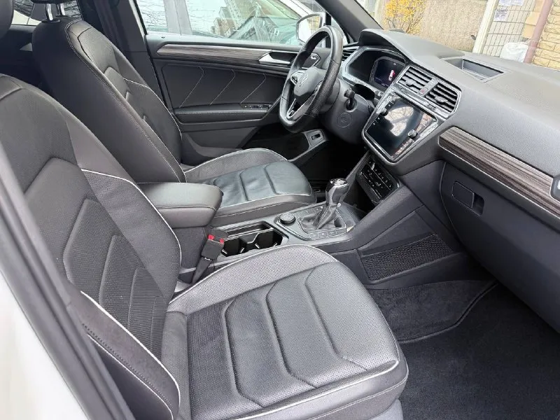 Volkswagen tiguan 2021 год 1 хозяин! 2.0 бензин полный привод, акпп 30.000 тысяч пробег без дтп! все фары, фонари, остекление завод! ни одна делать кузова не кручена! никаких изъянов по кузову нет! коррозии, вмятин, царапин нет! безопасность вся на месте! технически машина без вложений, любые проверки, есть история обслуживания! весь сухой, все работает! никаких ошибок, стуков и прочего нет! все жидкости заменены! салон как новый🔥 шикарная комплектация sel premium, кожа, адаптивный круиз контроль, трех-зонный климат, подогрев всех сидений, электро багажник и зеркала, подогрев лобового, цифровая приборка, без ключевой доступ, авто-дальний, камера 360 и парктронники круговые, массаж сидений, контурная подсветка и много другое! птс оригинал! автозапуск! макеевка 4.200.000 торг 🔥 +79493780030 📞 звоните: +7(949)3780030 - фотография - 3