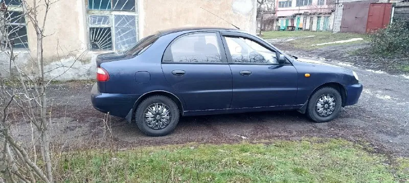 Продам daewoo lanos 2007 года. пробег 227000 км. 1.5 8 кл. 4 (вписан) автомобиль местный 2 владелец, по документам первый владею 6,5 лет. полностью обслужен, много чего поменяно, все расскажу и покажу есть все записи. салон в хорошем состоянии, работает каждая кнопка и печка в том числе. мотор масло не ест от слова совсем. работает как на газу так и на бензине без проблем. стоит хорошая музыка 4 х канальный усилитель, заменены абсолютно все провода для музыки делал для себя. зашумлены все 4 двери виброй карты шумкой. стоят хорошие динамики. есть сигнализация с обратной связью, центральный замок, передние электро подъемники, закрытие окон с салона однимнажатием, также передние доводчики стекол, обогрев заднего работает, также электро зеркала греют. резина зима почти как новая бел шина, и лето практически новая бел шина на железных дисках. ездию не много в основном работа дом. цена 350тыс. +79494397390 📞 звоните: +7(949)4397390 - фотография - 3