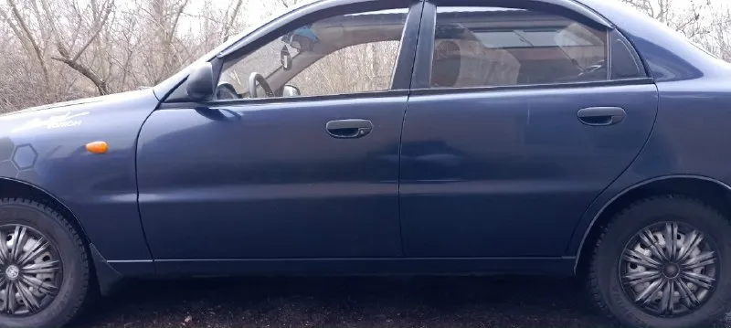 Продам daewoo lanos 2007 года. пробег 227000 км. 1.5 8 кл. 4 (вписан) автомобиль местный 2 владелец, по документам первый владею 6,5 лет. полностью обслужен, много чего поменяно, все расскажу и покажу есть все записи. салон в хорошем состоянии, работает каждая кнопка и печка в том числе. мотор масло не ест от слова совсем. работает как на газу так и на бензине без проблем. стоит хорошая музыка 4 х канальный усилитель, заменены абсолютно все провода для музыки делал для себя. зашумлены все 4 двери виброй карты шумкой. стоят хорошие динамики. есть сигнализация с обратной связью, центральный замок, передние электро подъемники, закрытие окон с салона однимнажатием, также передние доводчики стекол, обогрев заднего работает, также электро зеркала греют. резина зима почти как новая бел шина, и лето практически новая бел шина на железных дисках. ездию не много в основном работа дом. цена 350тыс. +79494397390 📞 звоните: +7(949)4397390 - фотография - 4