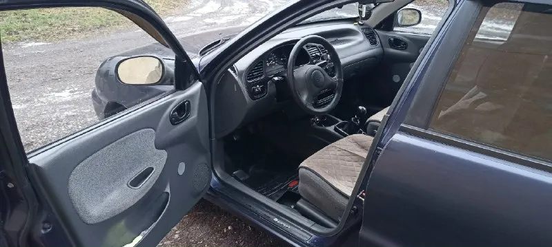 Продам daewoo lanos 2007 года. пробег 227000 км. 1.5 8 кл. 4 (вписан) автомобиль местный 2 владелец, по документам первый владею 6,5 лет. полностью обслужен, много чего поменяно, все расскажу и покажу есть все записи. салон в хорошем состоянии, работает каждая кнопка и печка в том числе. мотор масло не ест от слова совсем. работает как на газу так и на бензине без проблем. стоит хорошая музыка 4 х канальный усилитель, заменены абсолютно все провода для музыки делал для себя. зашумлены все 4 двери виброй карты шумкой. стоят хорошие динамики. есть сигнализация с обратной связью, центральный замок, передние электро подъемники, закрытие окон с салона однимнажатием, также передние доводчики стекол, обогрев заднего работает, также электро зеркала греют. резина зима почти как новая бел шина, и лето практически новая бел шина на железных дисках. ездию не много в основном работа дом. цена 350тыс. +79494397390 📞 звоните: +7(949)4397390 - фотография - 5