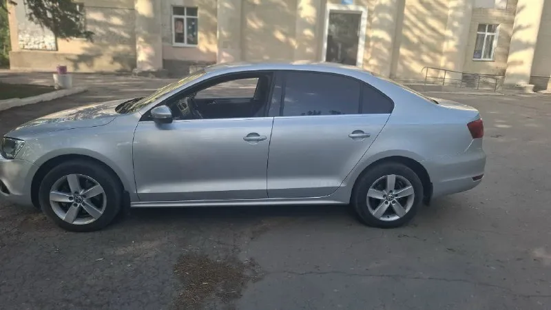 Автор: продам volkswagen джетта 2013 г автомобиль в прекрасном состоянии как внешне так и технически, полностью обслужен и не требует никаких вложений двигатель работает идеально, тихо, масло не ест, строго от замены до замены ( замена каждые 6 тыс ) коробка и ходовая в отличном состоянии, работают без нареканий птс оригинал родной пробег 170т все остекление заводское, включая лобовое стекло. за авто всегда следили и своевременно обслуживали чистый ухоженный приятный салон 2 ключа по комплектации: абс,4эл стелоподьемника, обогрев заднего стекла, ,мульти руль, комбенированый салон, стоит хорошая летняя резина, кнопка старт-стоп климат двахзонный, ( заправлен холодит отлично❄️) звоните, пишите отвечу на все интересующие вопросы ! телефон для связи +79493647926. цена 1.170. торг у капота. . ???наш телеграм канал [ бесплатное размещение за репост??? правила сообщества [ мы в мах [ [ 📞 звоните: +7(949)3647926 - фотография - 3