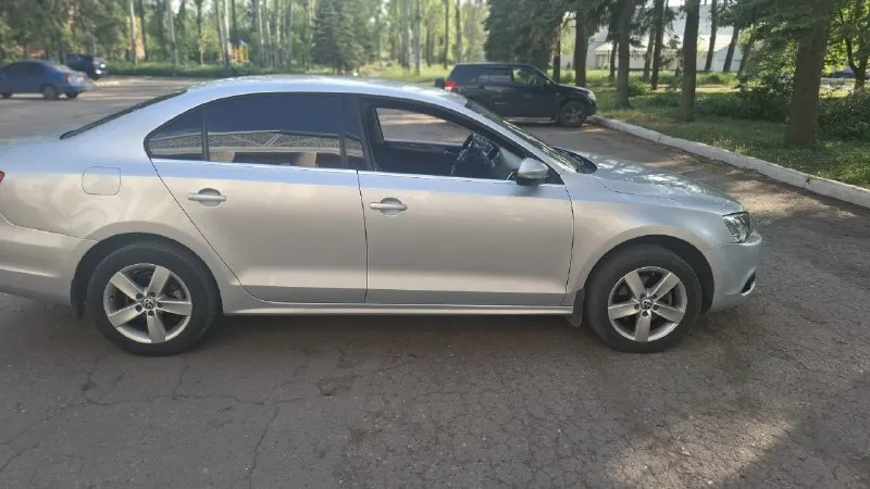 Автор: продам volkswagen джетта 2013 г автомобиль в прекрасном состоянии как внешне так и технически, полностью обслужен и не требует никаких вложений двигатель работает идеально, тихо, масло не ест, строго от замены до замены ( замена каждые 6 тыс ) коробка и ходовая в отличном состоянии, работают без нареканий птс оригинал родной пробег 170т все остекление заводское, включая лобовое стекло. за авто всегда следили и своевременно обслуживали чистый ухоженный приятный салон 2 ключа по комплектации: абс,4эл стелоподьемника, обогрев заднего стекла, ,мульти руль, комбенированый салон, стоит хорошая летняя резина, кнопка старт-стоп климат двахзонный, ( заправлен холодит отлично❄️) звоните, пишите отвечу на все интересующие вопросы ! телефон для связи +79493647926. цена 1.170. торг у капота. . ???наш телеграм канал [ бесплатное размещение за репост??? правила сообщества [ мы в мах [ [ 📞 звоните: +7(949)3647926 - фотография - 4