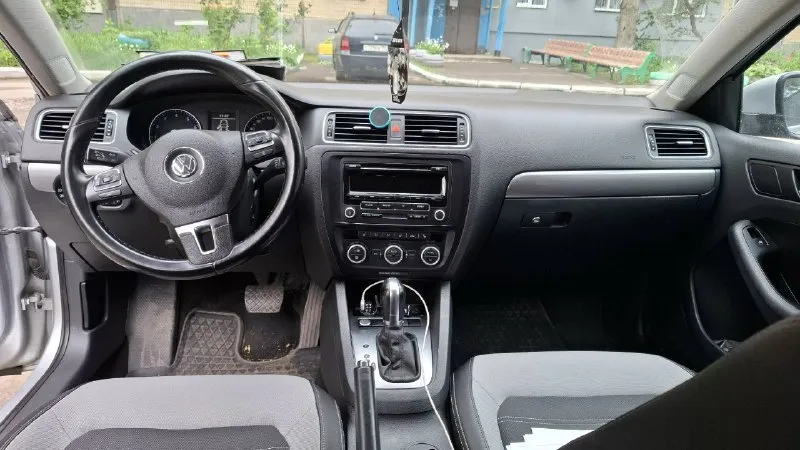 Автор: продам volkswagen джетта 2013 г автомобиль в прекрасном состоянии как внешне так и технически, полностью обслужен и не требует никаких вложений двигатель работает идеально, тихо, масло не ест, строго от замены до замены ( замена каждые 6 тыс ) коробка и ходовая в отличном состоянии, работают без нареканий птс оригинал родной пробег 170т все остекление заводское, включая лобовое стекло. за авто всегда следили и своевременно обслуживали чистый ухоженный приятный салон 2 ключа по комплектации: абс,4эл стелоподьемника, обогрев заднего стекла, ,мульти руль, комбенированый салон, стоит хорошая летняя резина, кнопка старт-стоп климат двахзонный, ( заправлен холодит отлично❄️) звоните, пишите отвечу на все интересующие вопросы ! телефон для связи +79493647926. цена 1.170. торг у капота. . ???наш телеграм канал [ бесплатное размещение за репост??? правила сообщества [ мы в мах [ [ 📞 звоните: +7(949)3647926 - фотография - 7