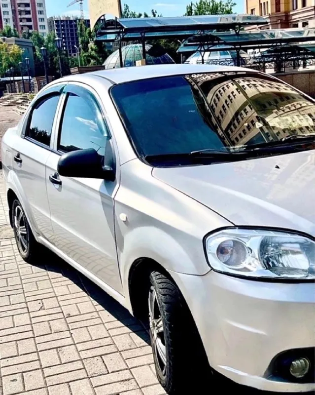 В продаже от собственника chevrolet aveo. 2008 года. 185.000 родного пробега. машина в хорошем техническом и внешнем состоянии! кпп механика, работает отлично, не выбивает. по ходовой части проблем нет. хорошая комплектация: сигнализация, центральный замок, abs, гур, кондиционер, климат контроль, бортовой компьютер, подушка безопасности, электростеклоподъемники, подогрев сидений, магнитофон с дисплеем. нет ржавчины, коррозии, присутствуют небольшие рыжики для своих лет в прекрасном состоянии, на езду не влияет. все жидкости поменяны. после кап ремонта! с документами проблем нет, я владелец. любой вид оформления. 365.000₽, торг уместен! +79494056490 осмотр в донецке!. 📞 звоните: +7(949)4056490 - фотография - 2