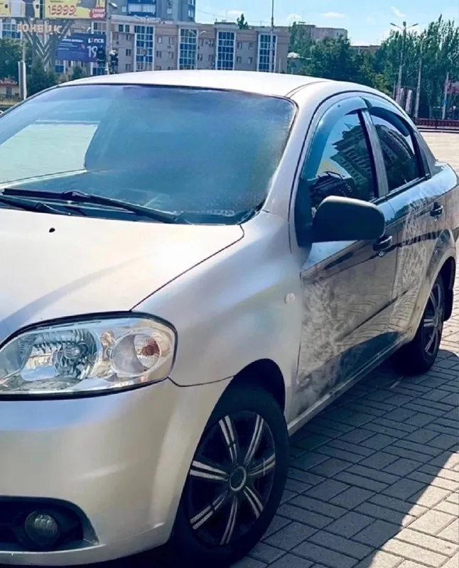 В продаже от собственника chevrolet aveo. 2008 года. 185.000 родного пробега. машина в хорошем техническом и внешнем состоянии! кпп механика, работает отлично, не выбивает. по ходовой части проблем нет. хорошая комплектация: сигнализация, центральный замок, abs, гур, кондиционер, климат контроль, бортовой компьютер, подушка безопасности, электростеклоподъемники, подогрев сидений, магнитофон с дисплеем. нет ржавчины, коррозии, присутствуют небольшие рыжики для своих лет в прекрасном состоянии, на езду не влияет. все жидкости поменяны. после кап ремонта! с документами проблем нет, я владелец. любой вид оформления. 365.000₽, торг уместен! +79494056490 осмотр в донецке!. 📞 звоните: +7(949)4056490 - фотография - 3