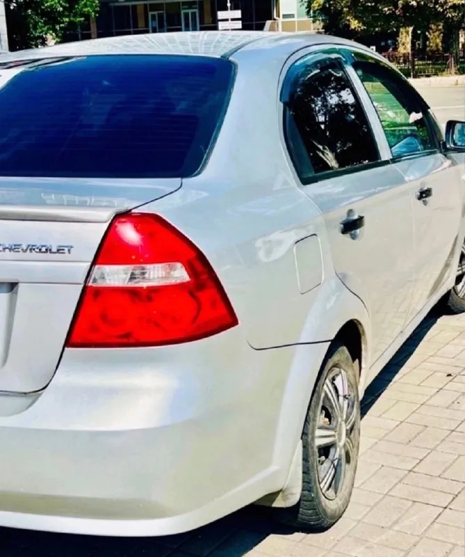 В продаже от собственника chevrolet aveo. 2008 года. 185.000 родного пробега. машина в хорошем техническом и внешнем состоянии! кпп механика, работает отлично, не выбивает. по ходовой части проблем нет. хорошая комплектация: сигнализация, центральный замок, abs, гур, кондиционер, климат контроль, бортовой компьютер, подушка безопасности, электростеклоподъемники, подогрев сидений, магнитофон с дисплеем. нет ржавчины, коррозии, присутствуют небольшие рыжики для своих лет в прекрасном состоянии, на езду не влияет. все жидкости поменяны. после кап ремонта! с документами проблем нет, я владелец. любой вид оформления. 365.000₽, торг уместен! +79494056490 осмотр в донецке!. 📞 звоните: +7(949)4056490 - фотография - 4