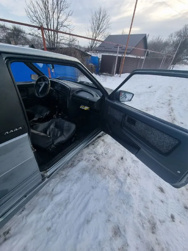 Продам ваз 2113 ‼️реально живая 13-шка‼️ мотор 1.5, 2006 год 169 тысяч реального пробега, не крученый! эл. стеклоподъемники, хорошая музыка, магнитола на блютусе, печка работает отлично, выход под саб. двигатель не троит, не дымит, масло не ест, любые проверки на любом сто (за ваш счет) ходовка после кап ремонта, ничего нигде не стучит. пороги и днище целое, без дыр!! хорошая зимняя резина лобовое целое едет бодро и мягко. ручник держит. по кузову три рыжика, так реально живой кузов. документы полностью в порядке. никаких ограничений запретов. видео обзор по запросу! машине не требует вообще никаких вложений, сел поехал и наслаждаешься. 195т. торг находится в донецке, ленинский проспект. +79494296383 - фотография - 4