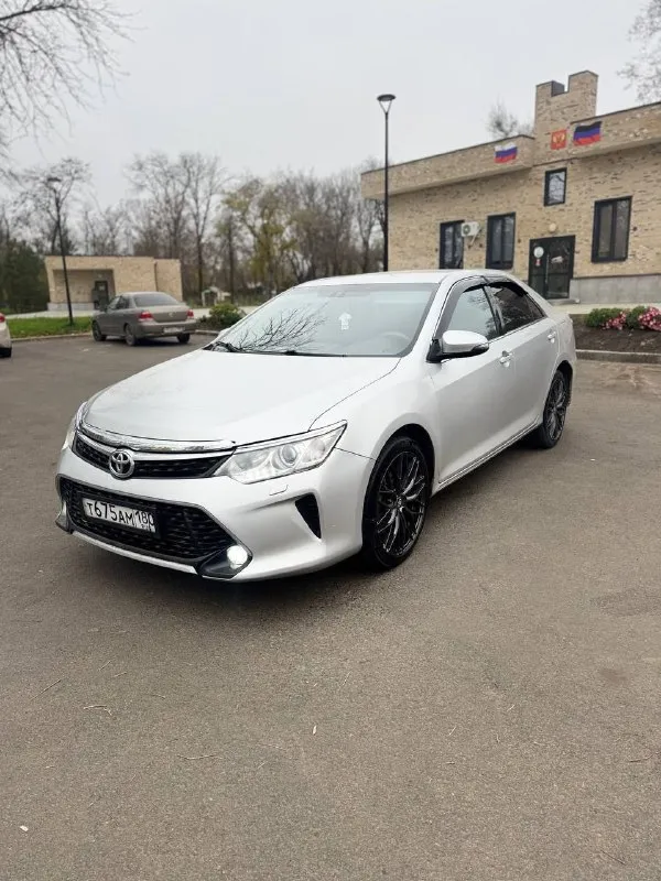 Продам toyota camry 50, 2013 год, ат 2.5 л. 181л. с. пробег 262.000км. чистый европеец, делал хорошую шумоизоляцию, новые тормозные диски, датчик дождя, музыка играет четко, новые задние стойки, стоит хорошая led - оптика, 3 ключа, двигатель работает отлично, ходовая обслужена, диски r19, резина стоит continental, есть комплект зимней резины, на дисках r16, уже поставил, в машине никогда не курили, машина находиться в мариуполе, продажа из за покупки нового автомобиля, обмен не интересует, цена 1🍋370 р. , торг реальному покупателю у капота, все вопросы по телефону +79497048102 - фотография - 2