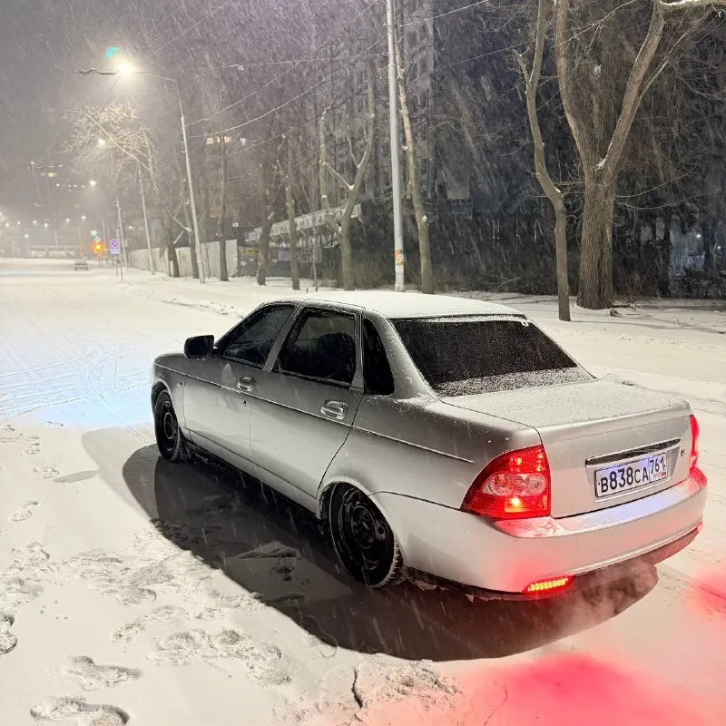 В продаже ваз приора 2007 года выпуска. автомобиль в хорошем техническом состоянии. работает хорошо. кпп не выбивает и не хрустит. машинка на полном ходу. салон в очень хорошем состоянии, в котором установлена консоль от приора 2, установлена мультимедиа на андроиде. установлена хорошая музыка. на автомобиле установлена спортивная подвеска с заниженым клиренсом, установлена новая трасса 4-2-1. за всю историю у автомобиля было 2 хозяина. автотека зелёная, никаких запретов и залогов. по документам все отлично. цена данного авто 310 тыс. рублей. реальному покупателю торг. тел. +79494558467. 📲 tg: @vladislav_vitalievich_02 📞 звоните: +7(949)4558467 - фотография - 2