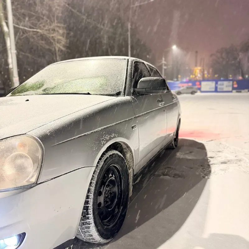 В продаже ваз приора 2007 года выпуска. автомобиль в хорошем техническом состоянии. работает хорошо. кпп не выбивает и не хрустит. машинка на полном ходу. салон в очень хорошем состоянии, в котором установлена консоль от приора 2, установлена мультимедиа на андроиде. установлена хорошая музыка. на автомобиле установлена спортивная подвеска с заниженым клиренсом, установлена новая трасса 4-2-1. за всю историю у автомобиля было 2 хозяина. автотека зелёная, никаких запретов и залогов. по документам все отлично. цена данного авто 310 тыс. рублей. реальному покупателю торг. тел. +79494558467. 📲 tg: @vladislav_vitalievich_02 📞 звоните: +7(949)4558467 - фотография - 3