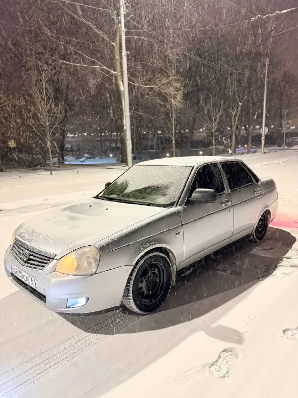 В продаже ваз приора 2007 года выпуска. автомобиль в хорошем техническом состоянии. работает хорошо. кпп не выбивает и не хрустит. машинка на полном ходу. салон в очень хорошем состоянии, в котором установлена консоль от приора 2, установлена мультимедиа на андроиде. установлена хорошая музыка. на автомобиле установлена спортивная подвеска с заниженым клиренсом, установлена новая трасса 4-2-1. за всю историю у автомобиля было 2 хозяина. автотека зелёная, никаких запретов и залогов. по документам все отлично. цена данного авто 310 тыс. рублей. реальному покупателю торг. тел. +79494558467. 📲 tg: @vladislav_vitalievich_02 📞 звоните: +7(949)4558467 - фотография - 4