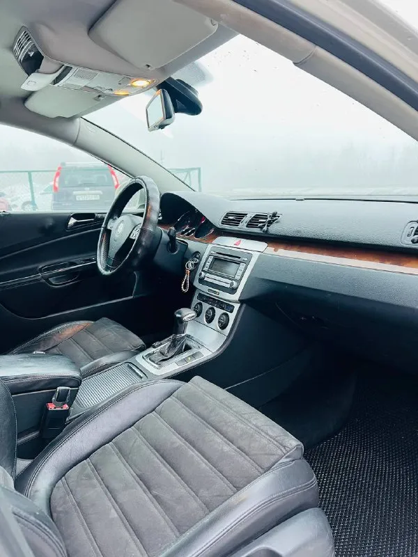 Volkswagen passat b6 год выпуска: 2008 : 1.8 tsi коробка : классический автомат не dsg технически автомобиль в исправном состоянии. установлен абсолютно новый двс без пробега. ходовая часть автомобиля перебрана, заменены все жидкости. комплектация: адаптивный свет, круиз контроль, датчик дождя, подогрев сидений, климат контроль, электро регулировка сидений и зеркал, auto-hold. цена: 770.000₽ возможна продажа в кредит по двум документам 💵 г. шахтерск +79493230053 📲 tg: виталий 📞 звоните: +7(949)3230053 - фотография - 7