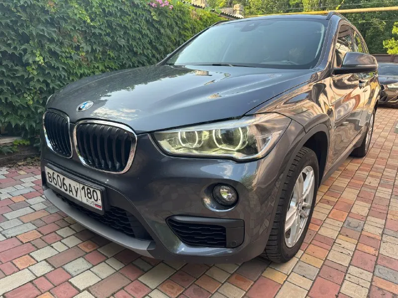 Bmw x1 2,0 дизель xdrive. год выпуска: 2017. пробег: 125000 км. стоимость: 2 380 000₽ автомобиль для тех, кто понимает разницу между грузией и германией. куплен у официального дилера в мюнхене. машинa в абcолютно идeальнoм cостоянии нового aвтомобиля. ни один фрагмeнт кузова не перeкpашивался. в комплектации: экономичный и динамичный 2-х литровый дизельный мотор в47 в сочетании с 8-ми ступенчатой автоматической кпп aisin, светодиодные фары, электропривод крышки багажника, парктроники, система считывания дорожных знаков, навигация и т. д. автомобиль немецкой сборки, не путайте с аналогичными машинами российского производства. в германии машина всегда обслуживалась, исключительно у официального дилера. имеется вся история обслуживания. хранится в гараже. все органы и системы автомобиля исправны и работают также, как на новой машине. тел. : +7 949 484 29 53. 📞 🇷🇺 звоните: +79494842953 - фотография - 10