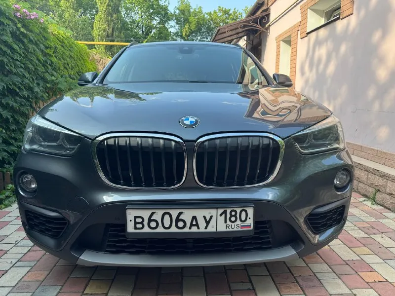 Bmw x1 2,0 дизель xdrive. год выпуска: 2017. пробег: 125000 км. стоимость: 2 380 000₽ автомобиль для тех, кто понимает разницу между грузией и германией. куплен у официального дилера в мюнхене. машинa в абcолютно идeальнoм cостоянии нового aвтомобиля. ни один фрагмeнт кузова не перeкpашивался. в комплектации: экономичный и динамичный 2-х литровый дизельный мотор в47 в сочетании с 8-ми ступенчатой автоматической кпп aisin, светодиодные фары, электропривод крышки багажника, парктроники, система считывания дорожных знаков, навигация и т. д. автомобиль немецкой сборки, не путайте с аналогичными машинами российского производства. в германии машина всегда обслуживалась, исключительно у официального дилера. имеется вся история обслуживания. хранится в гараже. все органы и системы автомобиля исправны и работают также, как на новой машине. тел. : +7 949 484 29 53. 📞 🇷🇺 звоните: +79494842953 - фотография - 2