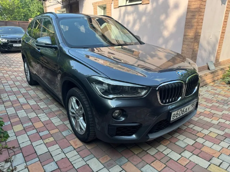 Bmw x1 2,0 дизель xdrive. год выпуска: 2017. пробег: 125000 км. стоимость: 2 380 000₽ автомобиль для тех, кто понимает разницу между грузией и германией. куплен у официального дилера в мюнхене. машинa в абcолютно идeальнoм cостоянии нового aвтомобиля. ни один фрагмeнт кузова не перeкpашивался. в комплектации: экономичный и динамичный 2-х литровый дизельный мотор в47 в сочетании с 8-ми ступенчатой автоматической кпп aisin, светодиодные фары, электропривод крышки багажника, парктроники, система считывания дорожных знаков, навигация и т. д. автомобиль немецкой сборки, не путайте с аналогичными машинами российского производства. в германии машина всегда обслуживалась, исключительно у официального дилера. имеется вся история обслуживания. хранится в гараже. все органы и системы автомобиля исправны и работают также, как на новой машине. тел. : +7 949 484 29 53. 📞 🇷🇺 звоните: +79494842953 - фотография - 3
