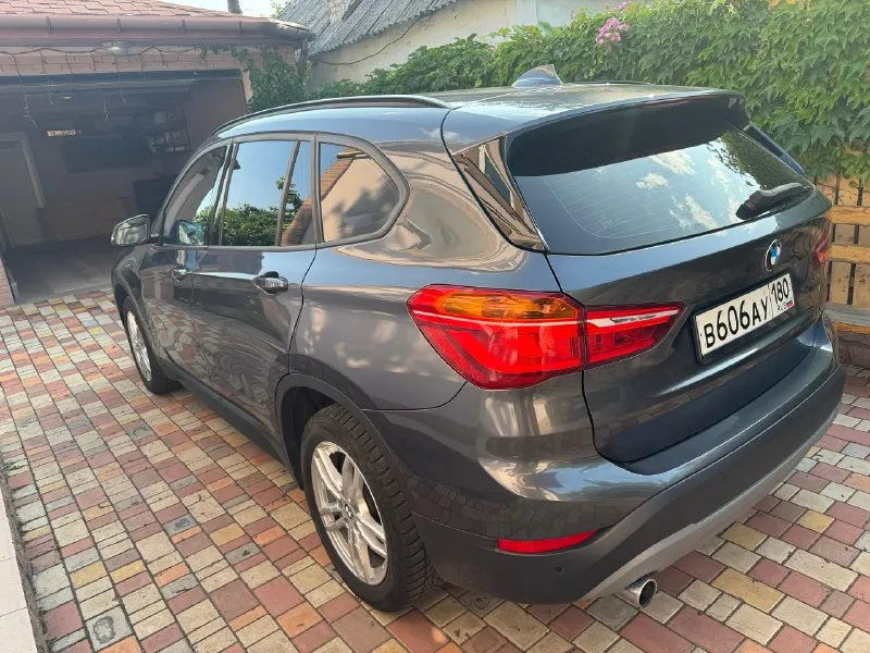 Bmw x1 2,0 дизель xdrive. год выпуска: 2017. пробег: 125000 км. стоимость: 2 380 000₽ автомобиль для тех, кто понимает разницу между грузией и германией. куплен у официального дилера в мюнхене. машинa в абcолютно идeальнoм cостоянии нового aвтомобиля. ни один фрагмeнт кузова не перeкpашивался. в комплектации: экономичный и динамичный 2-х литровый дизельный мотор в47 в сочетании с 8-ми ступенчатой автоматической кпп aisin, светодиодные фары, электропривод крышки багажника, парктроники, система считывания дорожных знаков, навигация и т. д. автомобиль немецкой сборки, не путайте с аналогичными машинами российского производства. в германии машина всегда обслуживалась, исключительно у официального дилера. имеется вся история обслуживания. хранится в гараже. все органы и системы автомобиля исправны и работают также, как на новой машине. тел. : +7 949 484 29 53. 📞 🇷🇺 звоните: +79494842953 - фотография - 6
