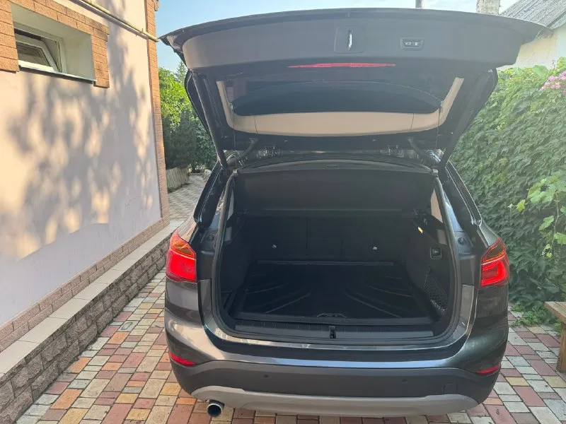 Bmw x1 2,0 дизель xdrive. год выпуска: 2017. пробег: 125000 км. стоимость: 2 380 000₽ автомобиль для тех, кто понимает разницу между грузией и германией. куплен у официального дилера в мюнхене. машинa в абcолютно идeальнoм cостоянии нового aвтомобиля. ни один фрагмeнт кузова не перeкpашивался. в комплектации: экономичный и динамичный 2-х литровый дизельный мотор в47 в сочетании с 8-ми ступенчатой автоматической кпп aisin, светодиодные фары, электропривод крышки багажника, парктроники, система считывания дорожных знаков, навигация и т. д. автомобиль немецкой сборки, не путайте с аналогичными машинами российского производства. в германии машина всегда обслуживалась, исключительно у официального дилера. имеется вся история обслуживания. хранится в гараже. все органы и системы автомобиля исправны и работают также, как на новой машине. тел. : +7 949 484 29 53. 📞 🇷🇺 звоните: +79494842953 - фотография - 9