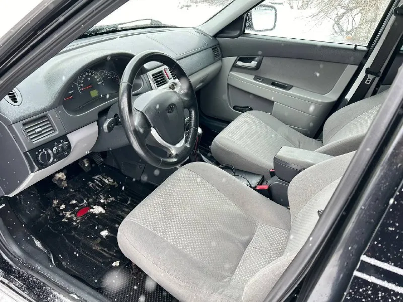 Продам ладу приору 2013 года, в идеальном состоянии, авто без каких-либо дефектов, сколов, царапин, рыжиков нет abs, гур, стеклоподъемники, электро зеркала, подушка безопасности все силовые части автомобиля целые, в заводских герметиках. по салону все на 5+ делать нечего не надо от слова совсем по документам полный порядок возможно с переоформлением в мрэо цена: 415к быстрым торг связь со мной: +7949-411-28-81 +7919-894-34-69(вацап, телеграмм) - фотография - 7