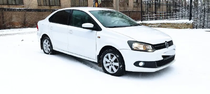 Volkswagen polo 2012 года в максимальной комплектации 2- хозяина, не такси, не каршеринг, что подтверждает состояние автомобиля с оригинальным пробегом 181 тыс км (пробег увеличивается каждый день) двигатель 1.6 с механической коробкой работает идеально, без посторонних шумов и потёков, едет очень достойно в автомобиле есть климат контроль, мульти руль, подогревы передних сидений, лобового, заднего стекла,4 стеклоподъёмника все стёкла родные, включая лобовое(трещина) естественно есть окрасы, идеальный полик, в такой комплектации будет стоить гораздо дороже два комплекта резины автомобиль каждый день на ходу есть всё для комфортного передвижения салон в отличном состоянии цена 678 тыс руб торг возможен обмен +79494850664 - фотография - 2