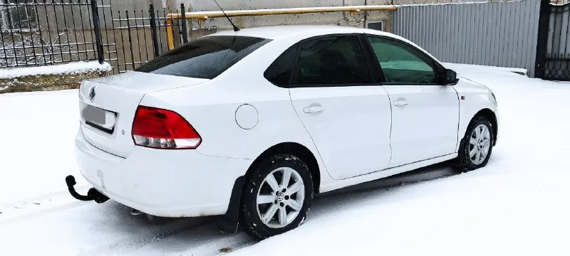 Volkswagen polo 2012 года в максимальной комплектации 2- хозяина, не такси, не каршеринг, что подтверждает состояние автомобиля с оригинальным пробегом 181 тыс км (пробег увеличивается каждый день) двигатель 1.6 с механической коробкой работает идеально, без посторонних шумов и потёков, едет очень достойно в автомобиле есть климат контроль, мульти руль, подогревы передних сидений, лобового, заднего стекла,4 стеклоподъёмника все стёкла родные, включая лобовое(трещина) естественно есть окрасы, идеальный полик, в такой комплектации будет стоить гораздо дороже два комплекта резины автомобиль каждый день на ходу есть всё для комфортного передвижения салон в отличном состоянии цена 678 тыс руб торг возможен обмен +79494850664 - фотография - 3