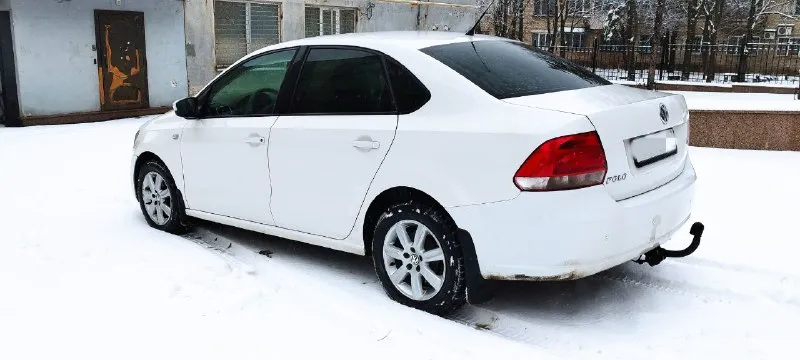 Volkswagen polo 2012 года в максимальной комплектации 2- хозяина, не такси, не каршеринг, что подтверждает состояние автомобиля с оригинальным пробегом 181 тыс км (пробег увеличивается каждый день) двигатель 1.6 с механической коробкой работает идеально, без посторонних шумов и потёков, едет очень достойно в автомобиле есть климат контроль, мульти руль, подогревы передних сидений, лобового, заднего стекла,4 стеклоподъёмника все стёкла родные, включая лобовое(трещина) естественно есть окрасы, идеальный полик, в такой комплектации будет стоить гораздо дороже два комплекта резины автомобиль каждый день на ходу есть всё для комфортного передвижения салон в отличном состоянии цена 678 тыс руб торг возможен обмен +79494850664 - фотография - 4