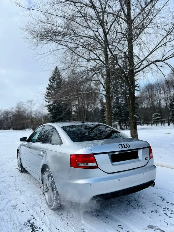 Продам автомобиль audi a6c6. машина в отличном внешнем и техническом состоянии. двигатель 3.0 бензин. коробка обыкновенный автомат. полный привод quattro. -автомобиль прошел комплексное т. о. на данный момент без вложений вообще. кузов в шикарном состоянии, без гнили, весь ровный. салон сохранился отлично, следили и ухаживали, без потертостей. на данный момент обслужили всю ходовую часть, также поменял жидкости, нигде никаких потеков масла, двигатель работает отлично, тяга хорошая, не дымит, заменил масло в датчик уровня масла. -комплектация практически максимум: бесключевой доступ, датчик света/дождя, кожаный салон, климат контроль, мультируль, лепестки, подогревы сидений и зеркал, складывание зеркал, шторки на боковых дверях и заднем стекле, кнопка start-stop, электро-ручник, заводской телефон в подлокотнике, омыватель фар. стоят r19 диски, антихром, также отдам второй комплект резины на дисках r18. 3 ключа. авто прошел тех осмотр, юридически по 📲 tg: @d_bycha 📞 звоните: +7(949)5201939 - фотография - 5