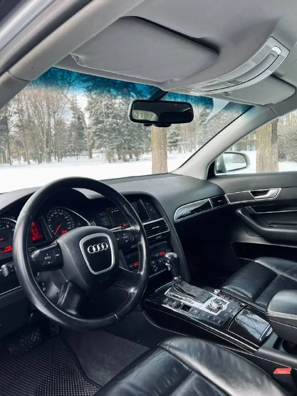 Продам автомобиль audi a6c6. машина в отличном внешнем и техническом состоянии. двигатель 3.0 бензин. коробка обыкновенный автомат. полный привод quattro. -автомобиль прошел комплексное т. о. на данный момент без вложений вообще. кузов в шикарном состоянии, без гнили, весь ровный. салон сохранился отлично, следили и ухаживали, без потертостей. на данный момент обслужили всю ходовую часть, также поменял жидкости, нигде никаких потеков масла, двигатель работает отлично, тяга хорошая, не дымит, заменил масло в датчик уровня масла. -комплектация практически максимум: бесключевой доступ, датчик света/дождя, кожаный салон, климат контроль, мультируль, лепестки, подогревы сидений и зеркал, складывание зеркал, шторки на боковых дверях и заднем стекле, кнопка start-stop, электро-ручник, заводской телефон в подлокотнике, омыватель фар. стоят r19 диски, антихром, также отдам второй комплект резины на дисках r18. 3 ключа. авто прошел тех осмотр, юридически по 📲 tg: @d_bycha 📞 звоните: +7(949)5201939 - фотография - 7